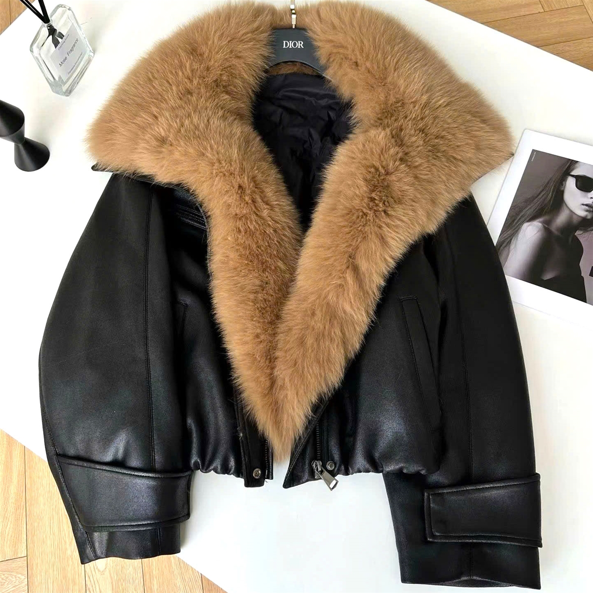 Áo da dáng bom cổ lông to vàng Dior cao cấp
