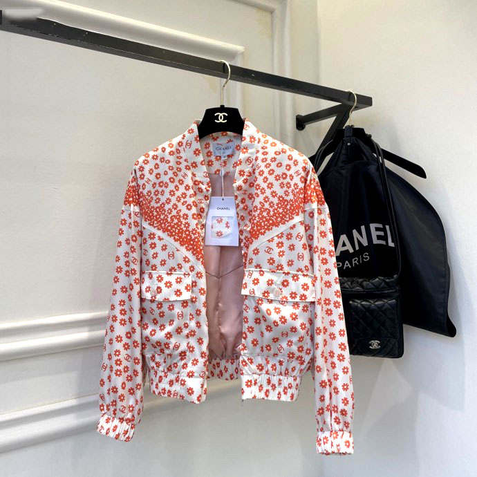 Áo khoác gió Chanel điểm hoa màu cam siêu cấp