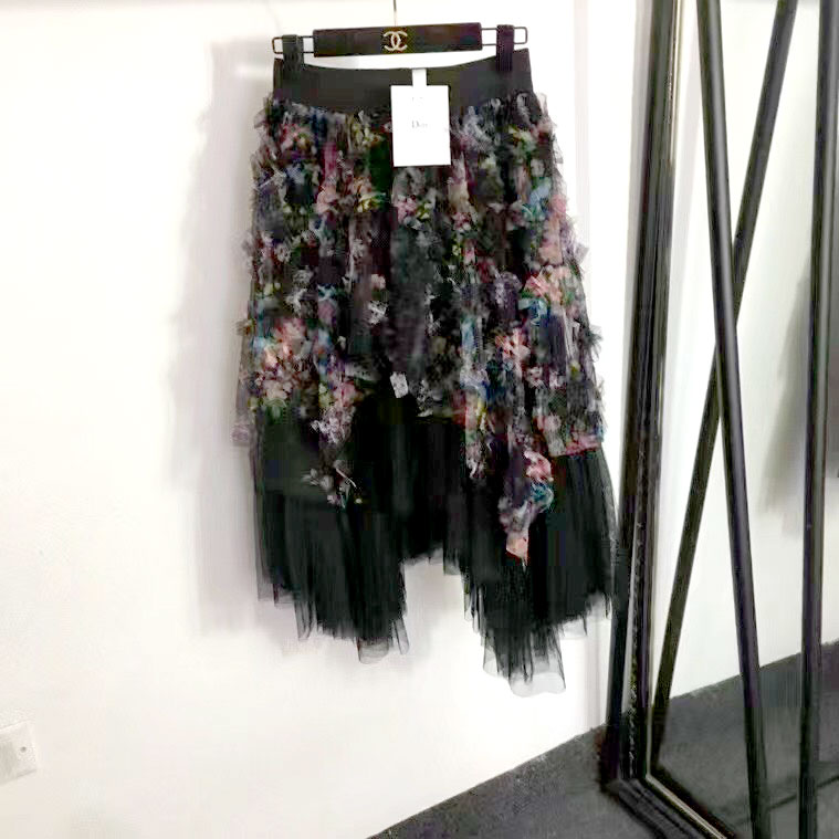 Chân váy ren nhiều lớp phối họa tiết hoa Dior