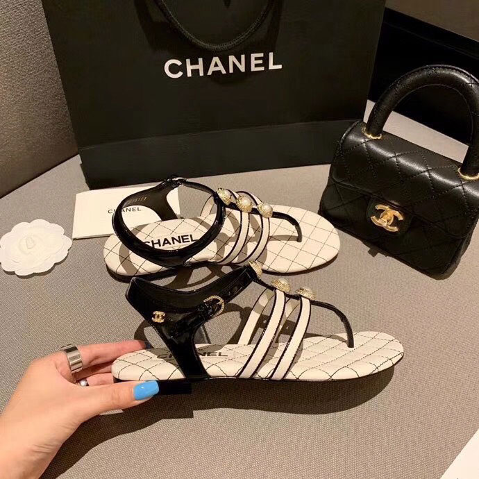 Sandal hiệu Chanel đính hạt ngọc siêu cấp