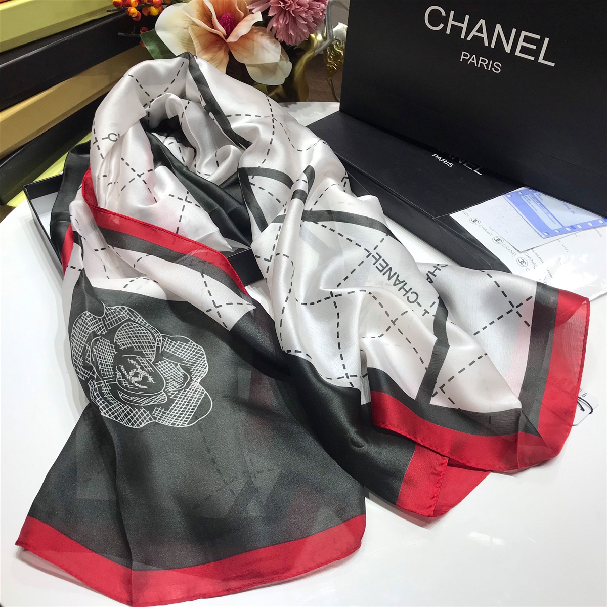 Khăn lụa hiệu Chanel viền đỏ in hoa sang trọng cao cấp