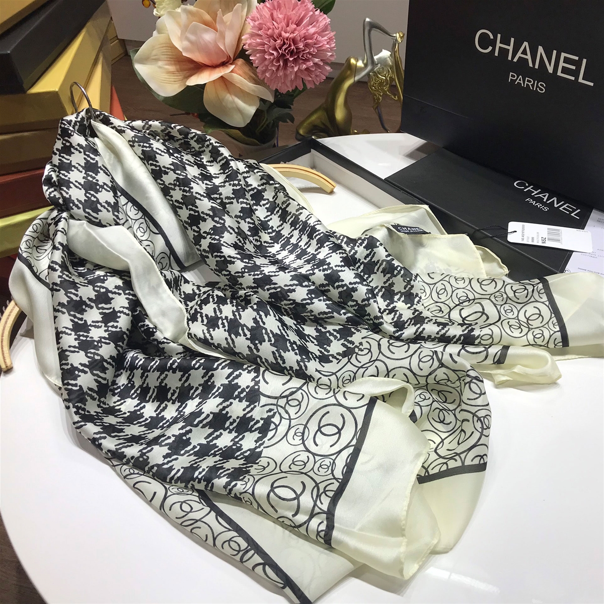 Khăn lụa hiệu Chanel 2 màu đen trắng
