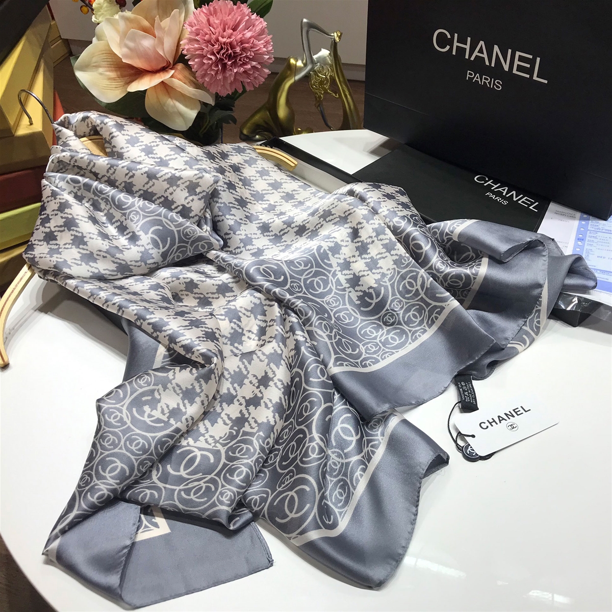 Khăn hiệu Chanel nữ kết hợp màu nhã nhặn