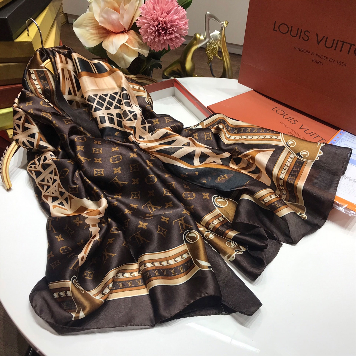 Khăn hiệu Louis Vuitton hoa nâu cao cấp