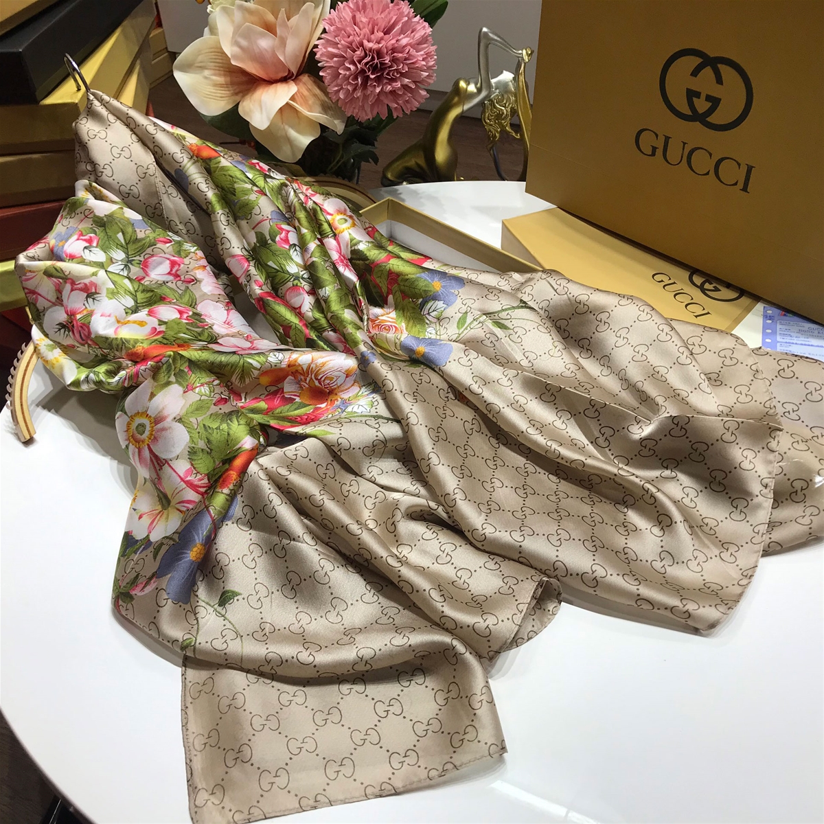 Khăn lụa hiệu Gucci hoa đủ màu họa tiết