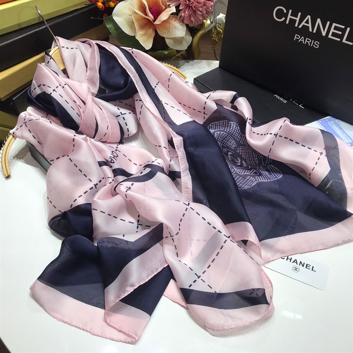 Khăn Chanel phối màu sắc xanh hồng cao cấp