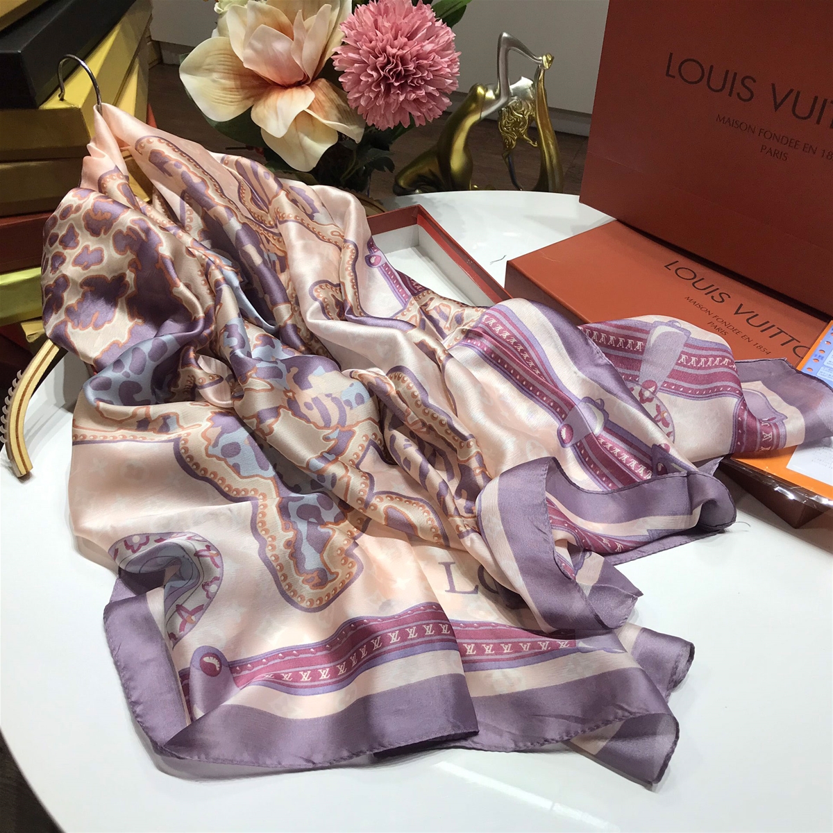 Khăn hiệu Louis Vuitton sắc tím mềm mại