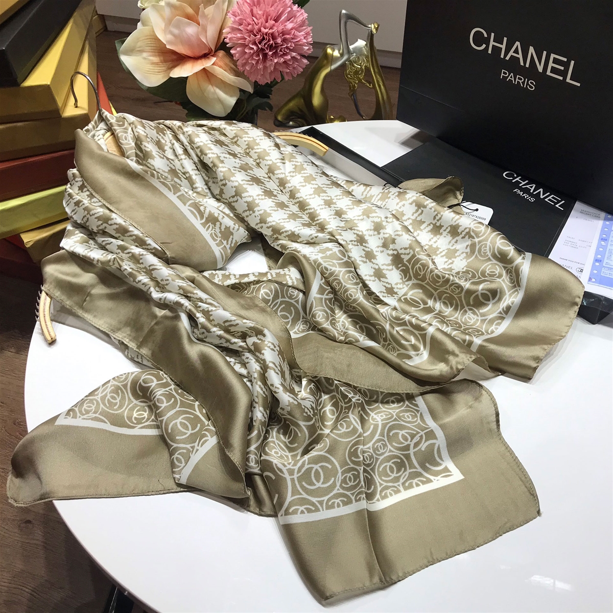 Khăn hiệu Chanel màu ghi pha trắng lụa mềm mại