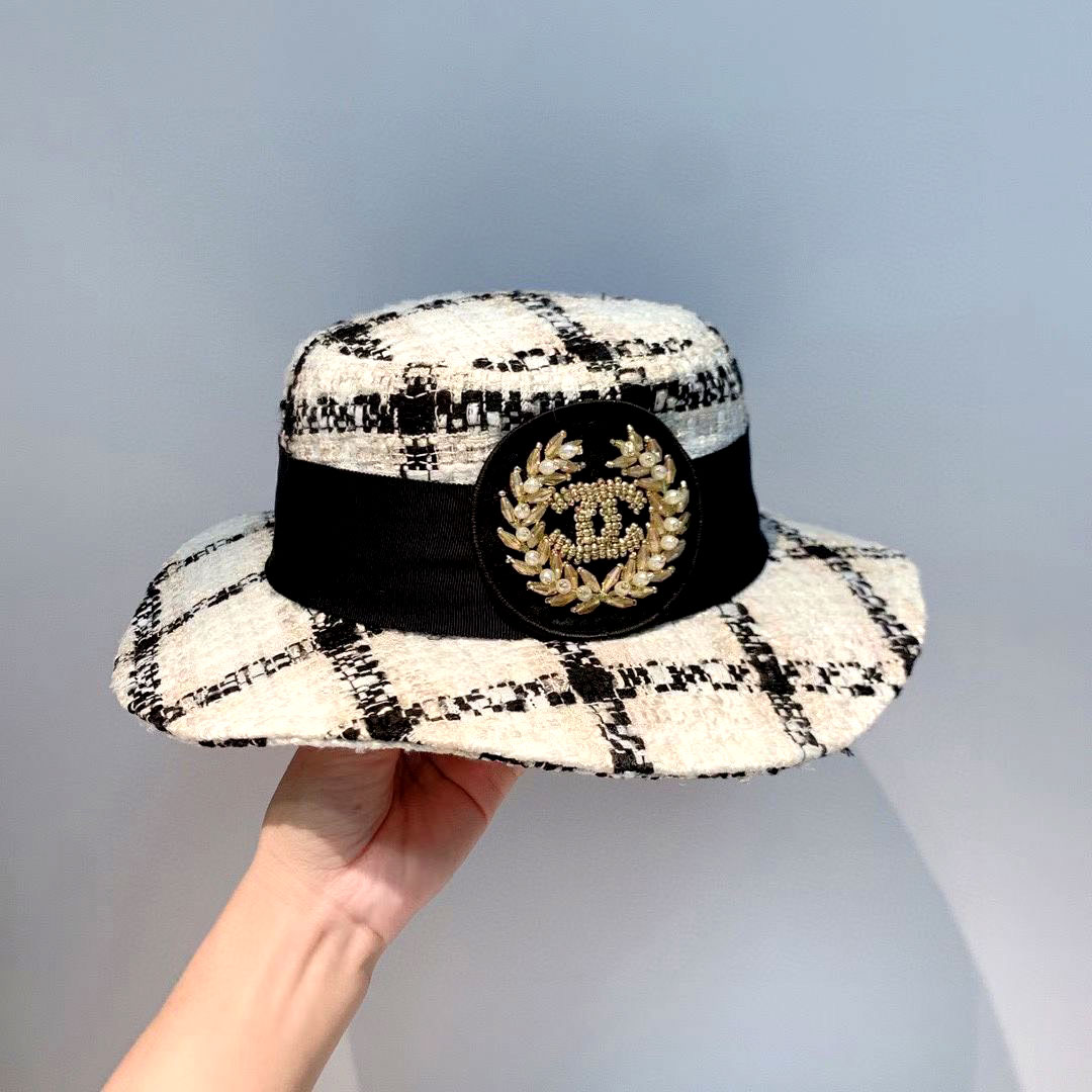 Mũ dạ vành 2 màu trắng đen kèm đai logo Chanel