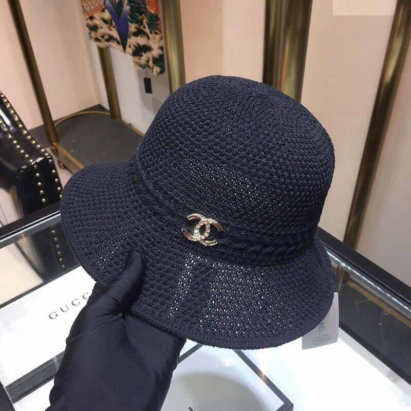 Mũ nữ hiệu Chanel gắn logo vàng