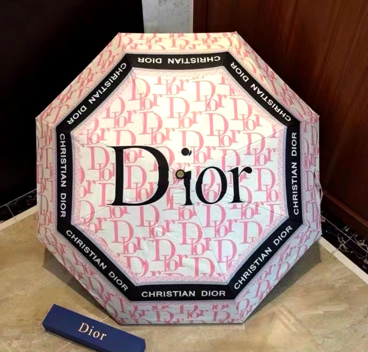 Ô hiệu Dior họa tiết viền đen chữ Logo cao cấp