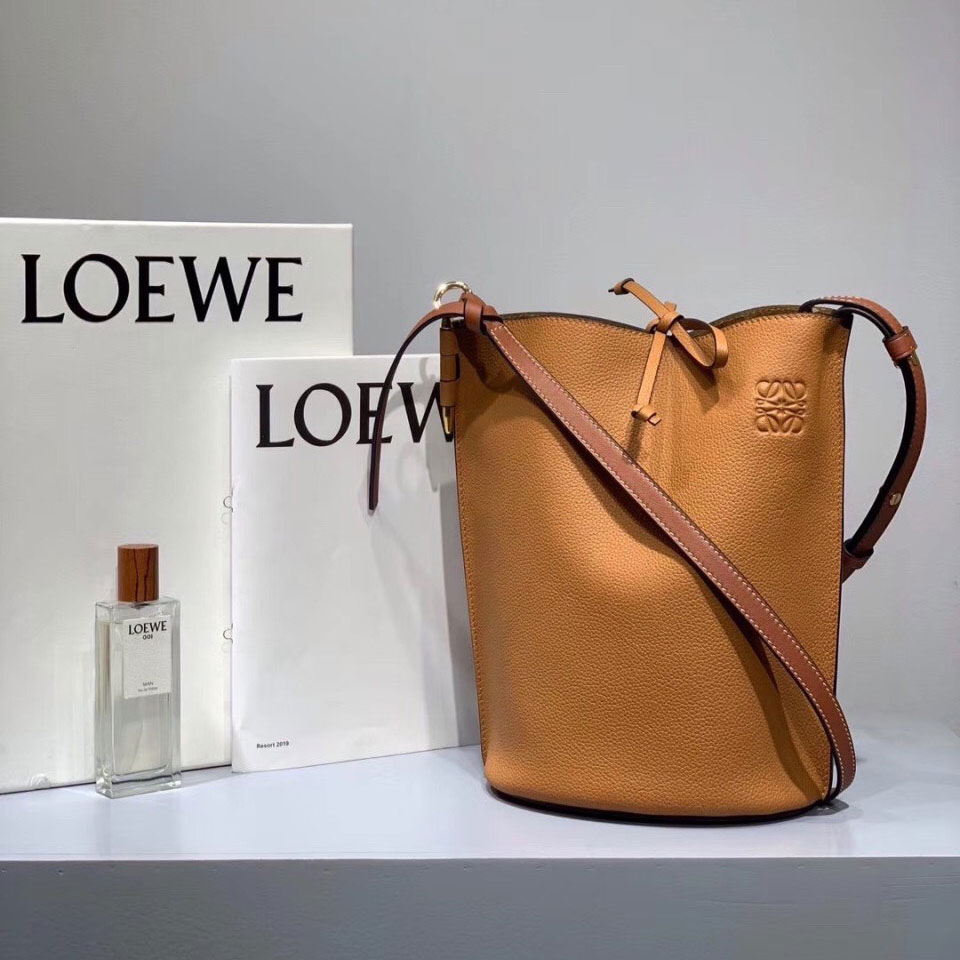 Túi xách dọ da sần hiệu Loewe siêu cấp