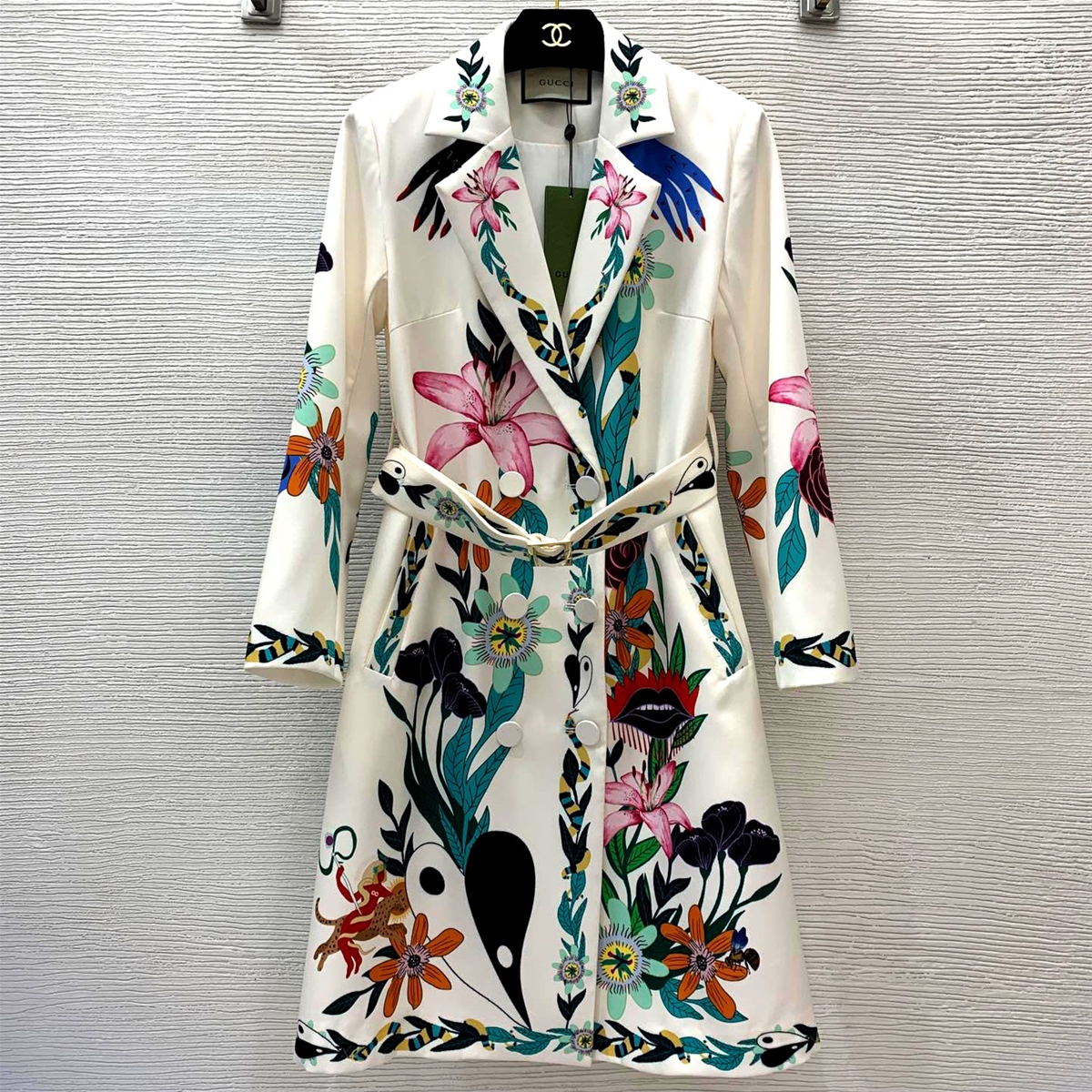 Áo khoác thân dài trắng phối hoa màu sắc Gucci