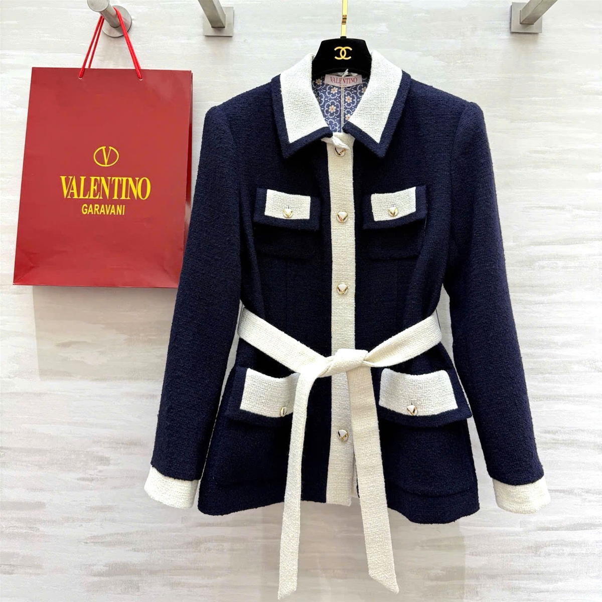 Áo khoác kèm đai Valentino cổ đức trắng siêu cấp