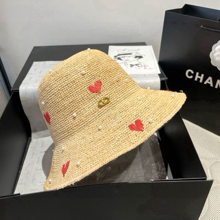 Mũ vành cói đính hạt ngọc tim đỏ Valentino 