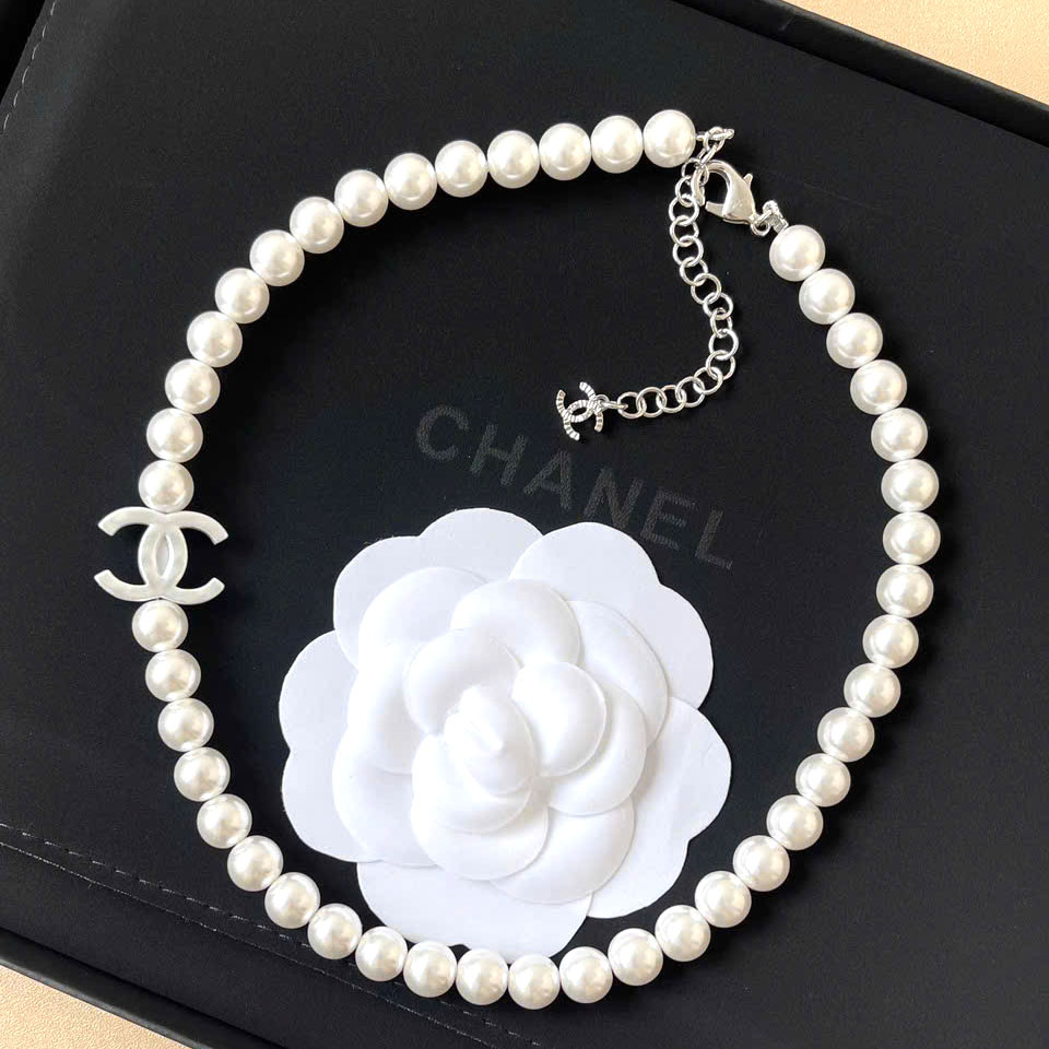 Vòng cổ ngọc trai trắng Chanel charm logo cao cấp